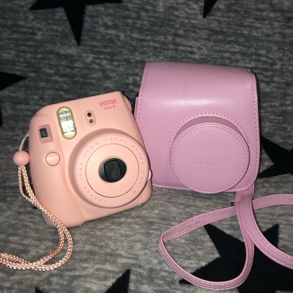 Pink Polaroid camera with the case to match - Picture 2 of 2
